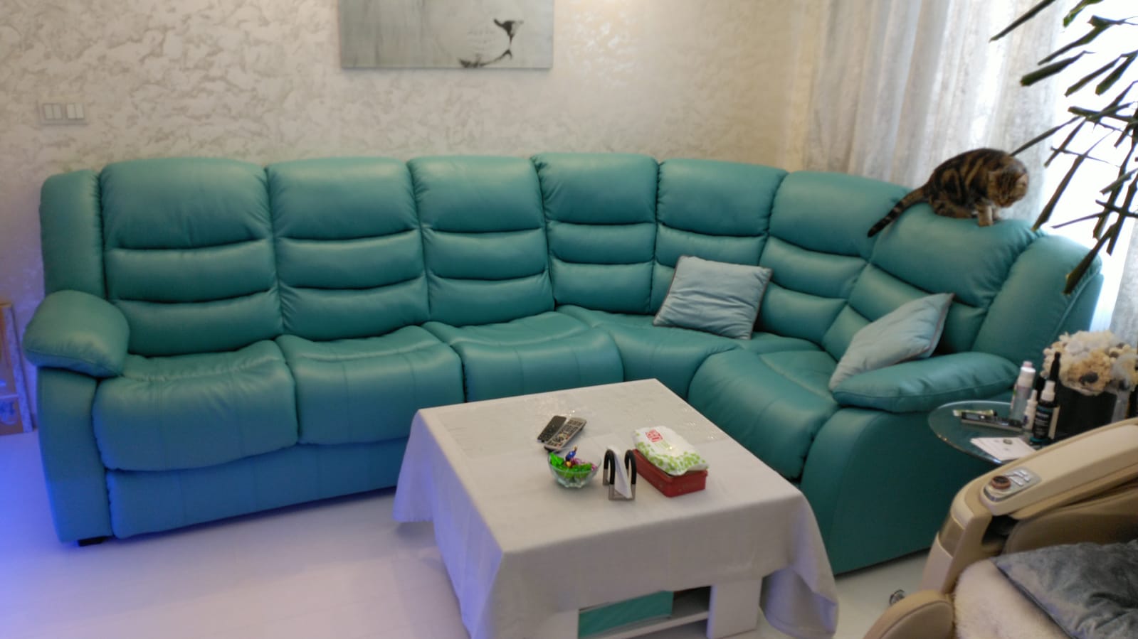 Перетяжка дивана на дому. Отрадный